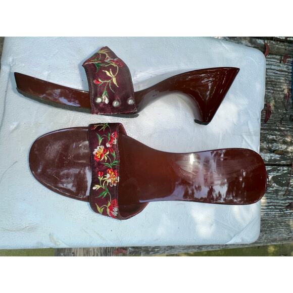 Vintage Shoes - VINTAGE NEW GLOSSY BURGUNDY WOOD SLIDES W/ EMBROIDERY 7